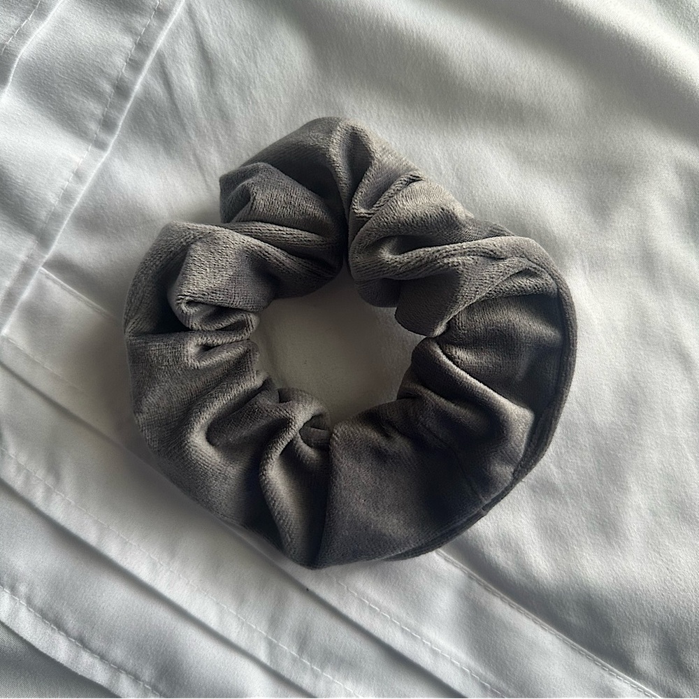 ɴᴡᴏᴛ Chunky Velvety Gray Scrunchie🎀